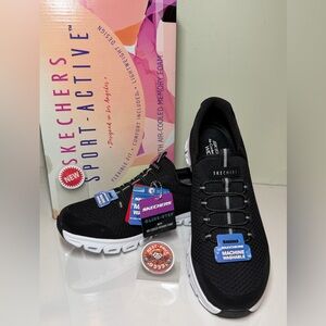 Skechers - Size 8.5 Wide - Glide-Step - Resilience Pull on Black - New